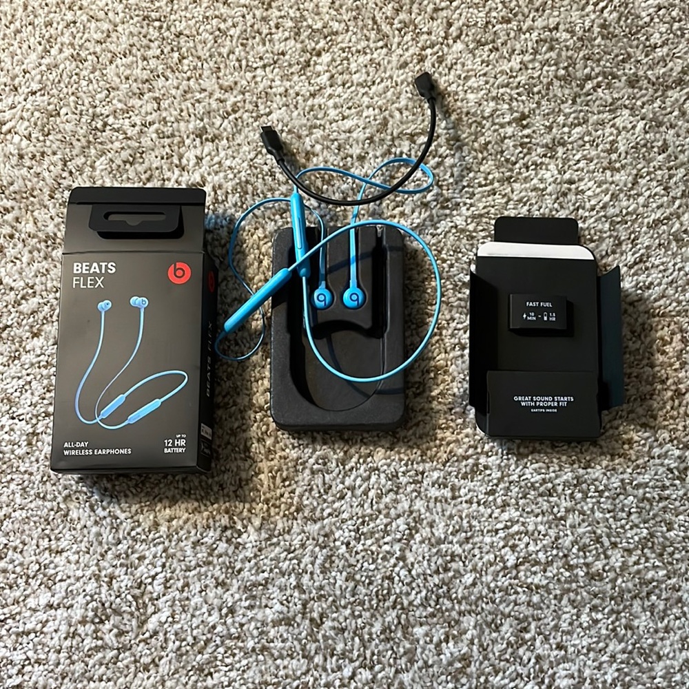 Like new Beats wireless Bluetooth headphones